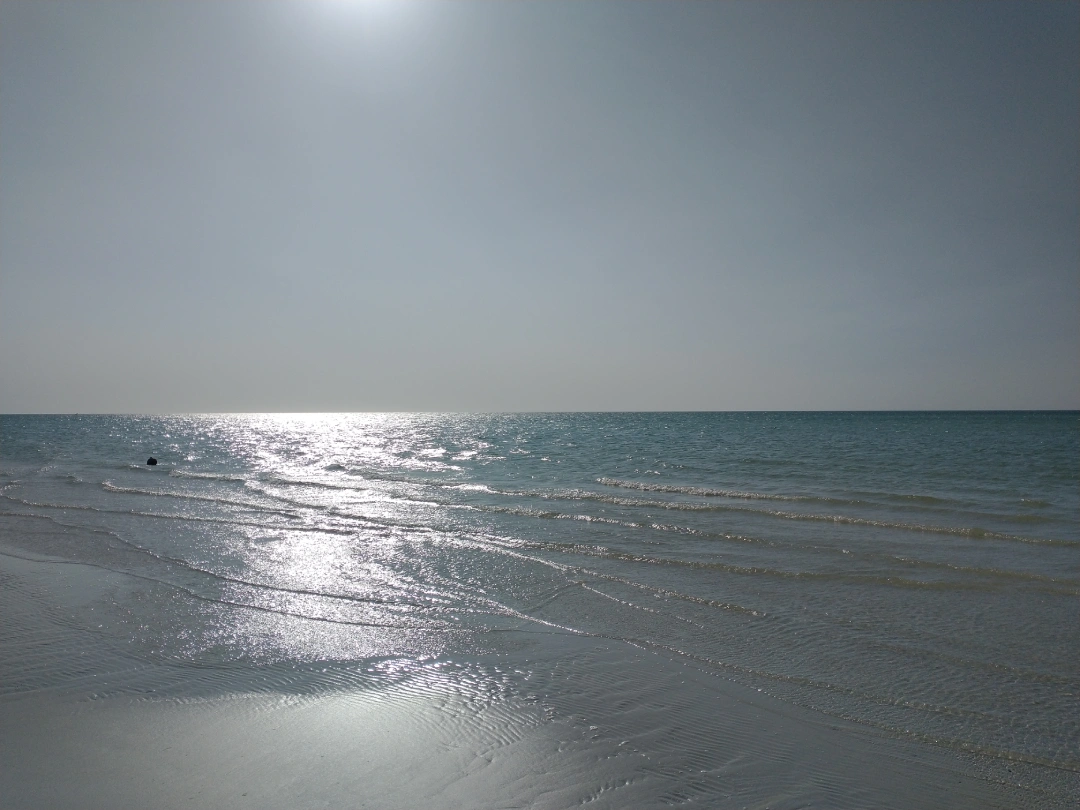 Mar turquesa de aguas bajas y arena blanca en una playa de Holbox