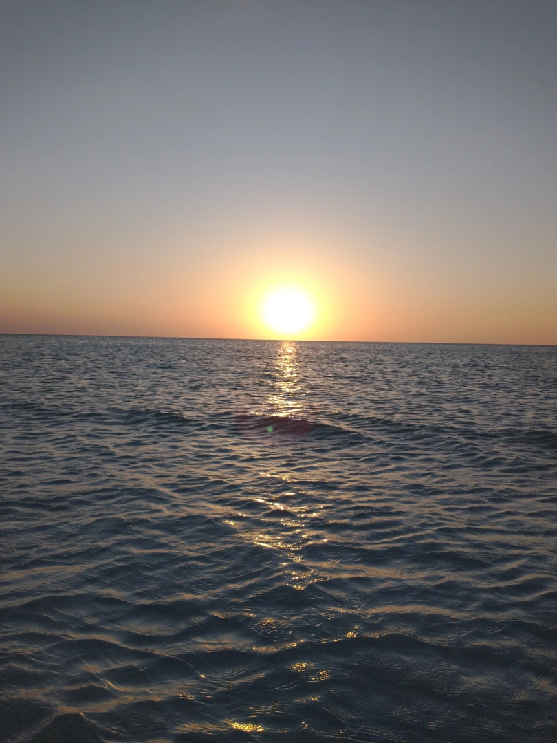 Atardecer naranja sobre el mar de Holbox
