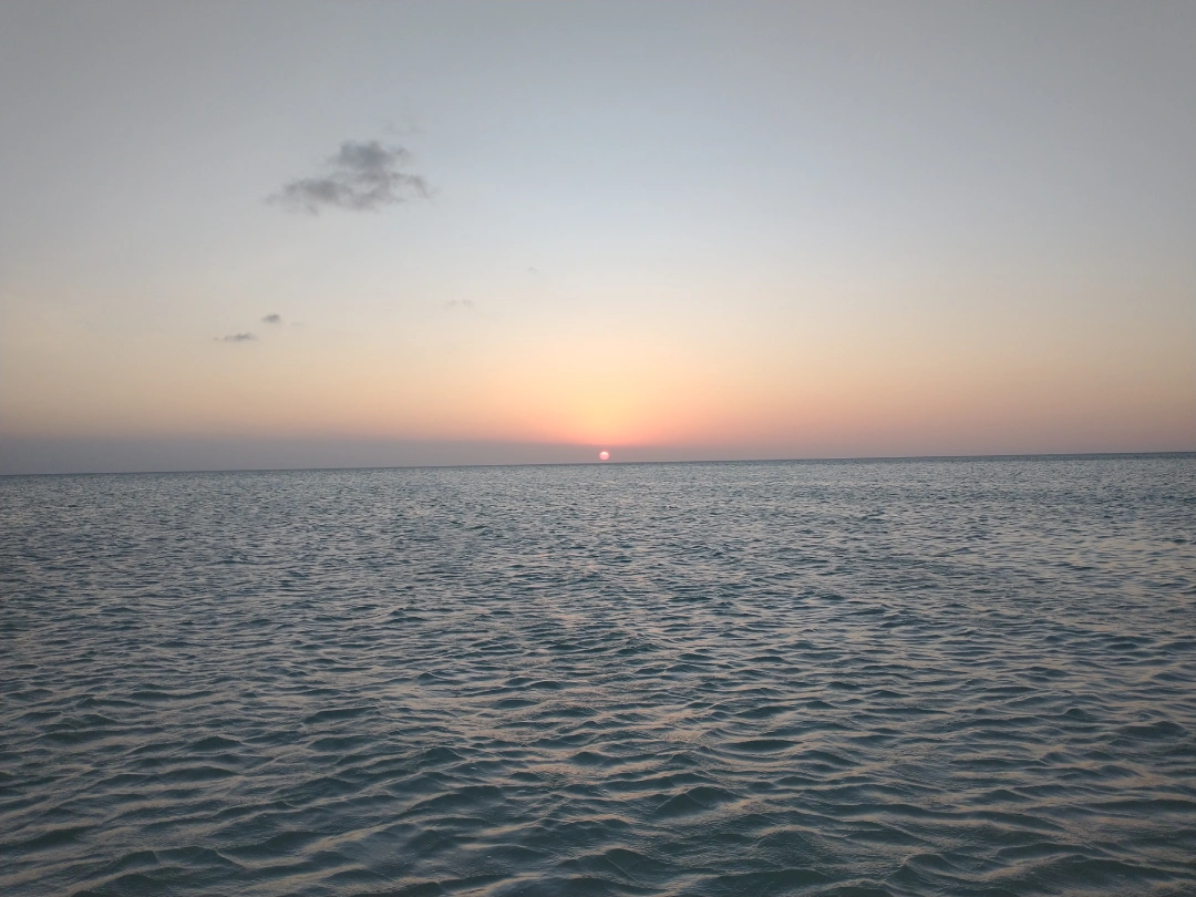 El sol a punto de ocultarse en el horizonte de Holbox