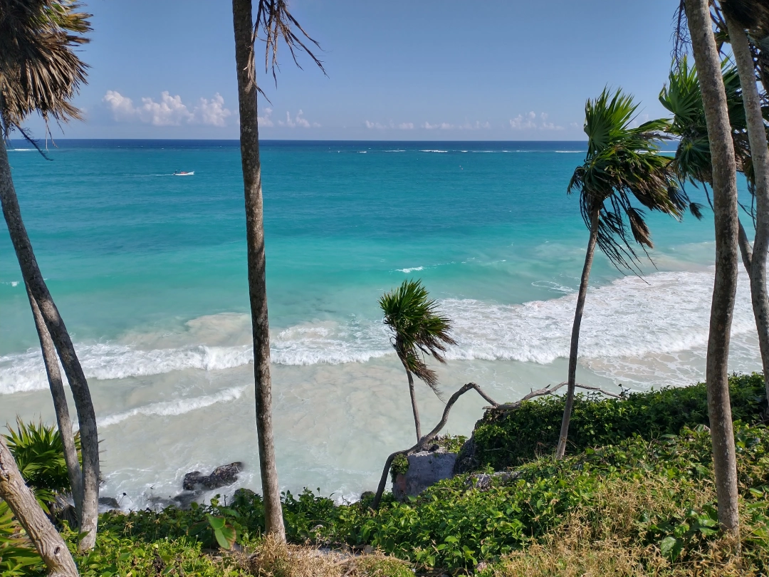 Playa virgen de arena blanca en Sian Ka’an